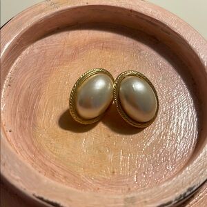 Vintage Elegant Gold Tone and Cream Pearl Earrings
